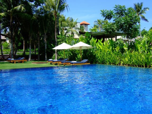 Resort-hotel-pool
