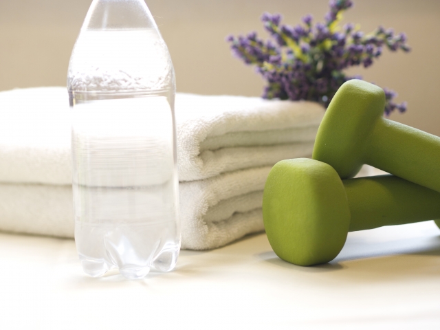 Refreshing-dumbbell-and-water